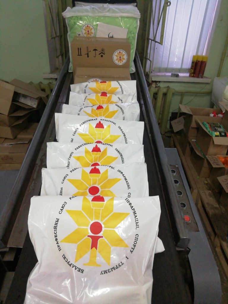 «Не можем оставаться в стороне от чужой боли». Белорусский профсоюз работников культуры, информации, спорта и туризма доставил гуманитарный груз в логистический центр Гродно