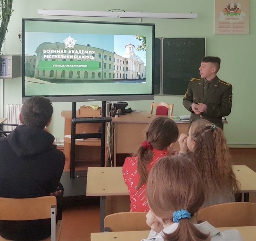 Курсант Военной академии выступил перед учащимися родной школы