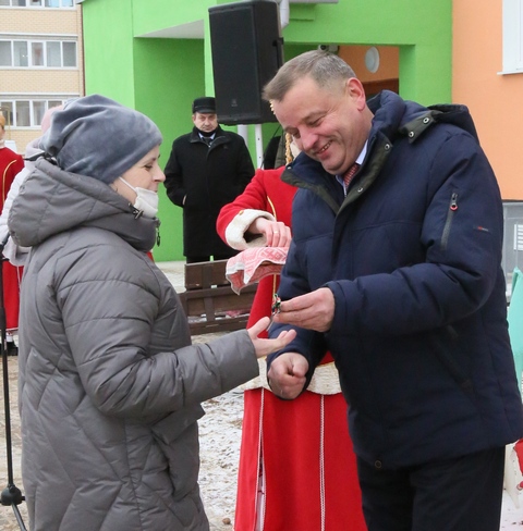 Время приятных подарков. Состоялось открытие многоквартирного жилого дома на улице Энтузиастов