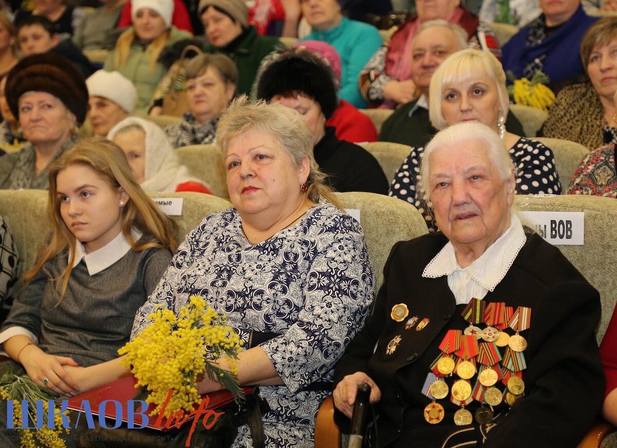 Цветы, поздравления и благодарности. Шкловчанок поздравили с Праздником весны