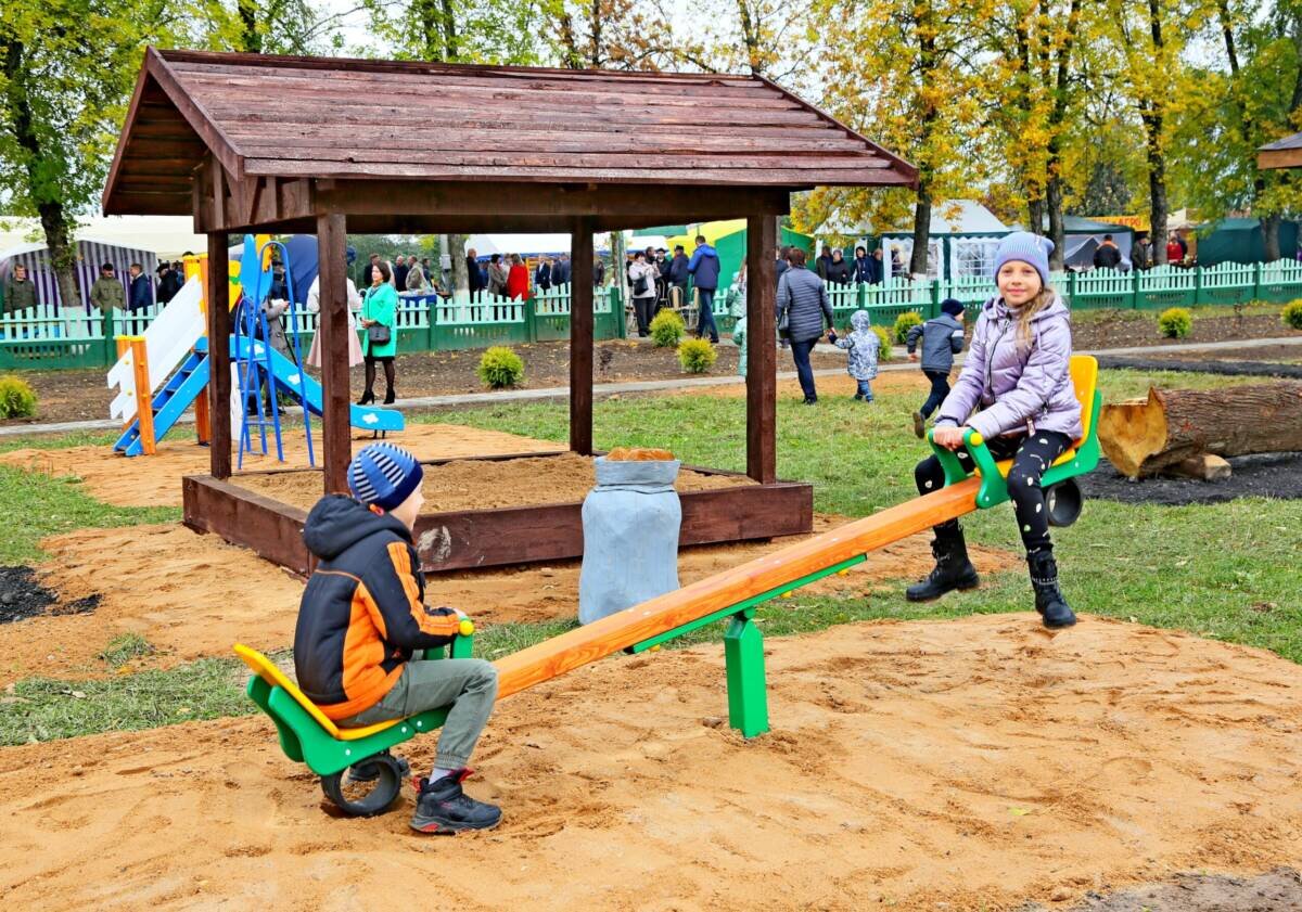 Подарком к «Дожинкам» для детей из Фащевки стала новая игровая площадка