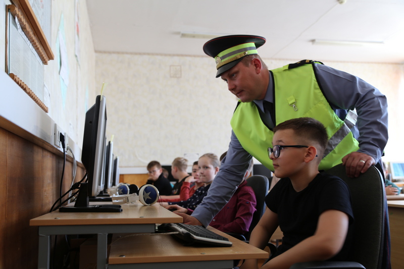Ориентир – на безопасное лето. Сотрудники ОГАИ в новом формате напомнили школьникам о Правилах дорожного движения
