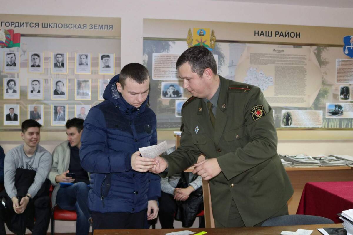 С сегодняшнего дня шкловские призывники отправляются на службу в армию