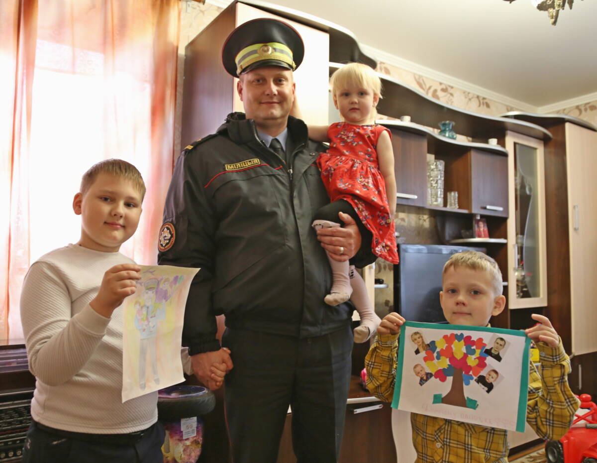 Сотрудника ОГАИ с Днем отца трогательно поздравили дети