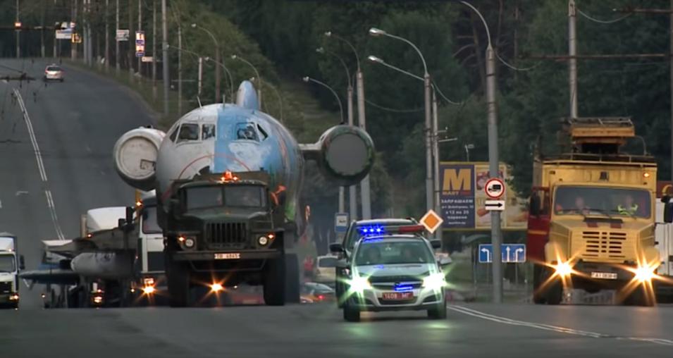 Самолет из могилевского парка аттракционов перевезен в авиаклуб в Пашково (видео)