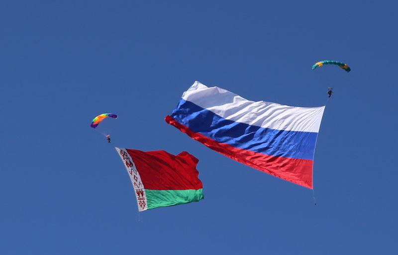 Ярко и красиво: изюминкой праздника стали демонстрационные полеты самолетов