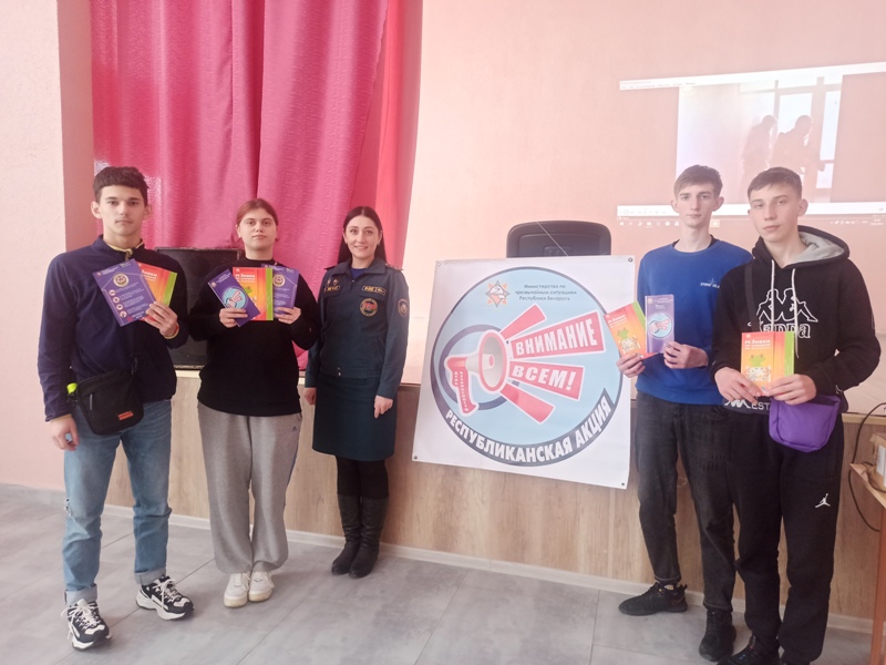 В рамках акции “День безопасности. Внимание всем!” шкловские спасатели побывали в колледже