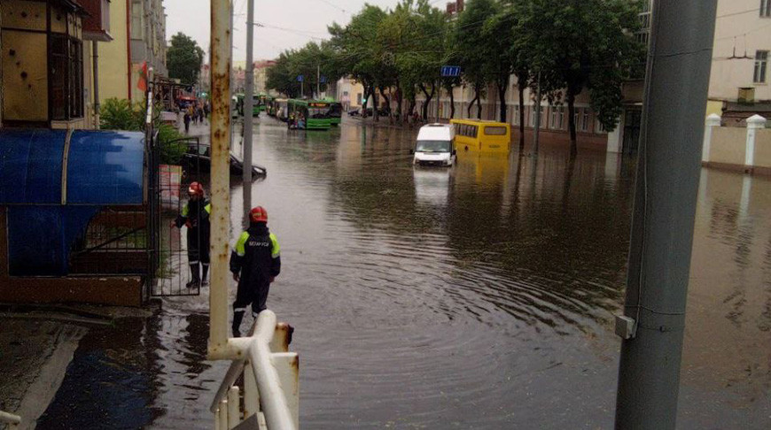В Гомеле из-за ливня пассажирам автобуса потребовалась помощь спасателей