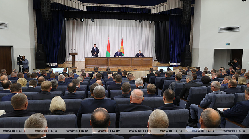 Александр Лукашенко поручил аграриям и ученым разработать эффективную технологию воспроизводства КРС