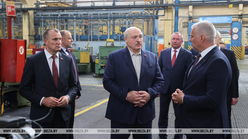 Александр Лукашенко напомнил об инвестпроектах в регионах: каждый район должен зарабатывать себе деньги