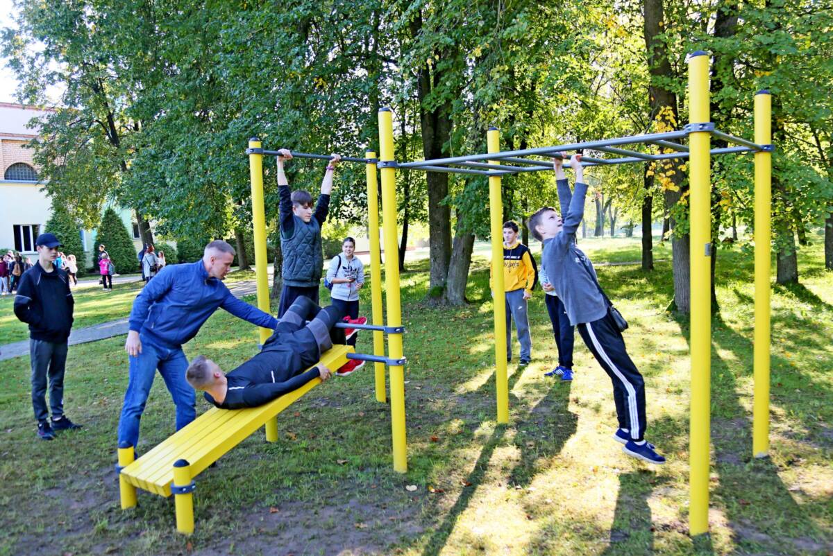 В городском парке появилась площадка для воркаута