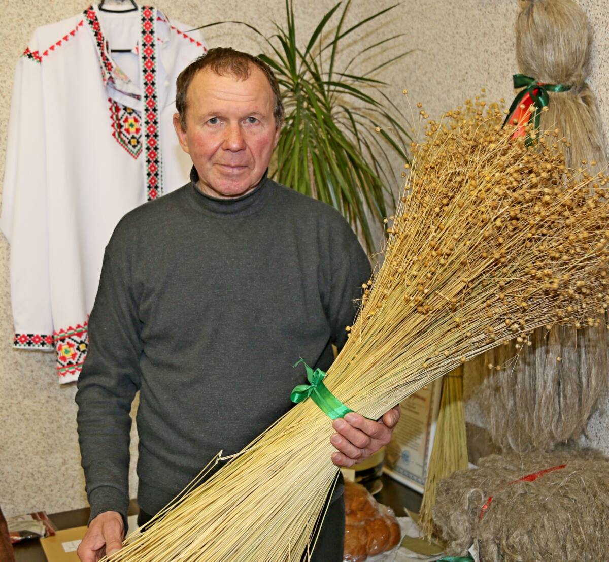 Алексей Вагин работает на льнозаводе почти полвека