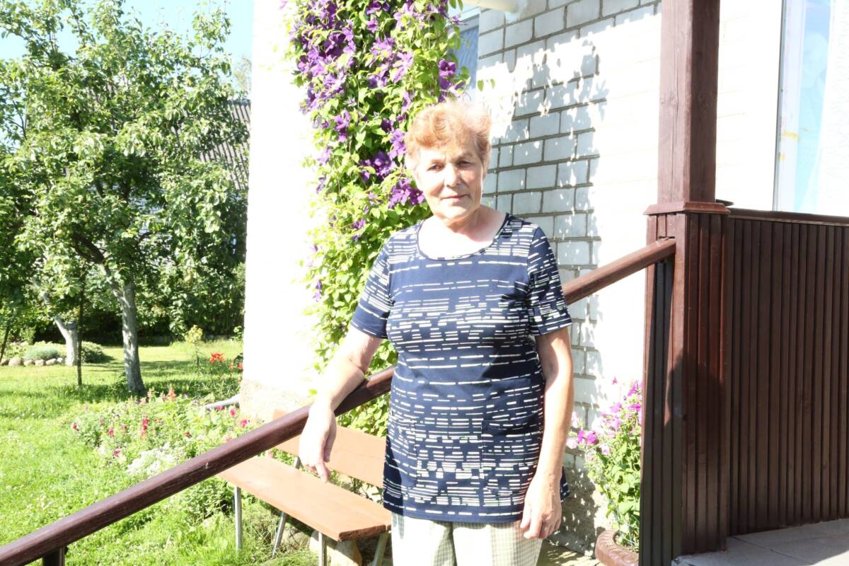 70-летние супруги благоустраивают малую родину главы семьи. Начали со своего двора