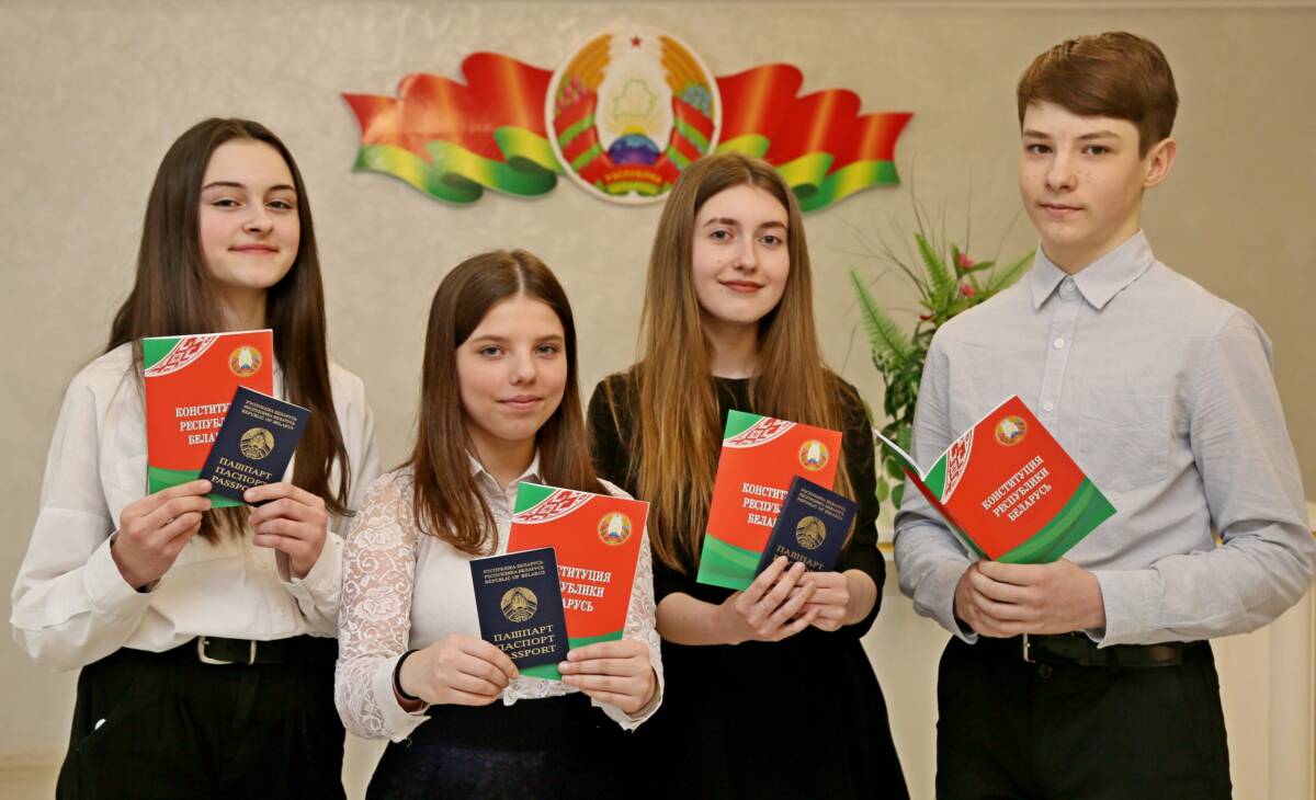 Паспорта школьникам в рамках Всебелорусской акции «Мы – граждане Беларуси!» вручили в Шклове