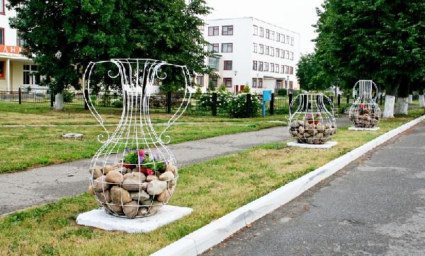 Территорию возле лицея украшают необычные вазы