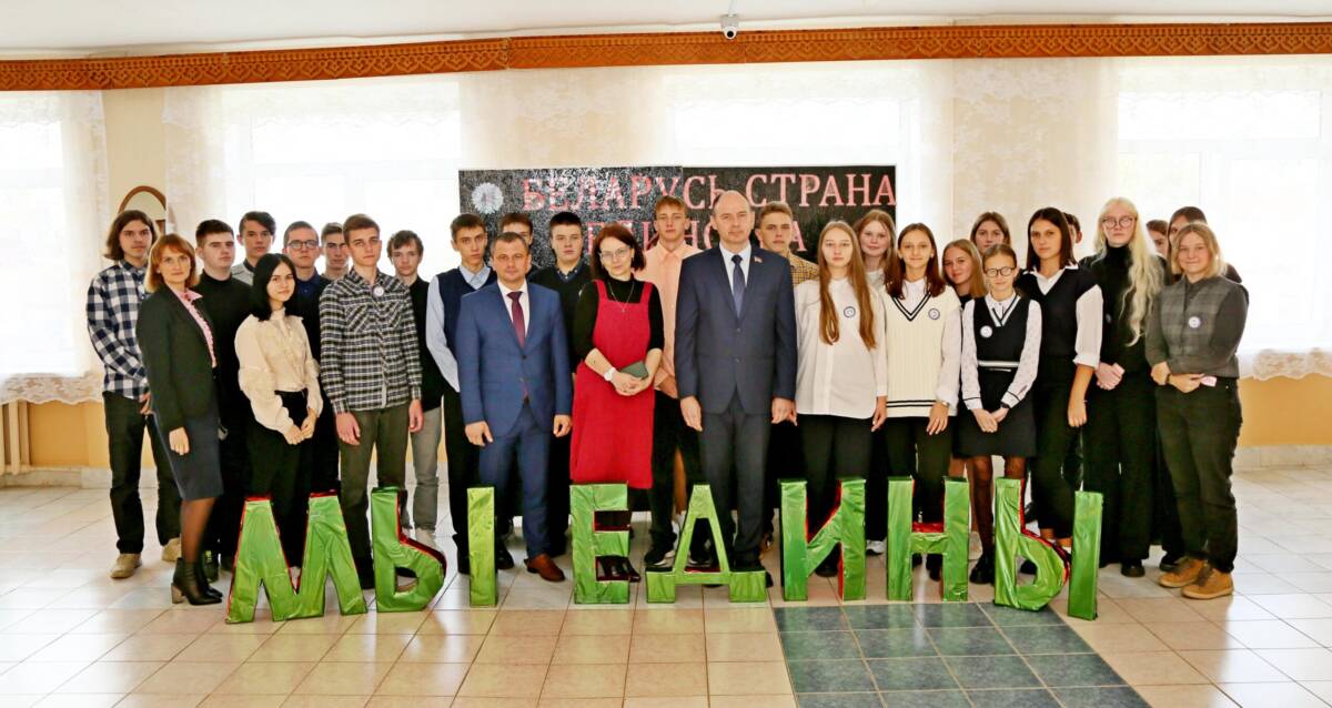 Диалоговая площадка с участием члена Совета Республики Алексея Кушнаренко прошла в СШ №1