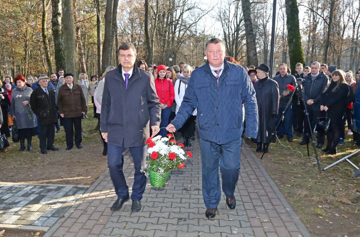 В Шклове прошел митинг ко Дню Октябрьской революции