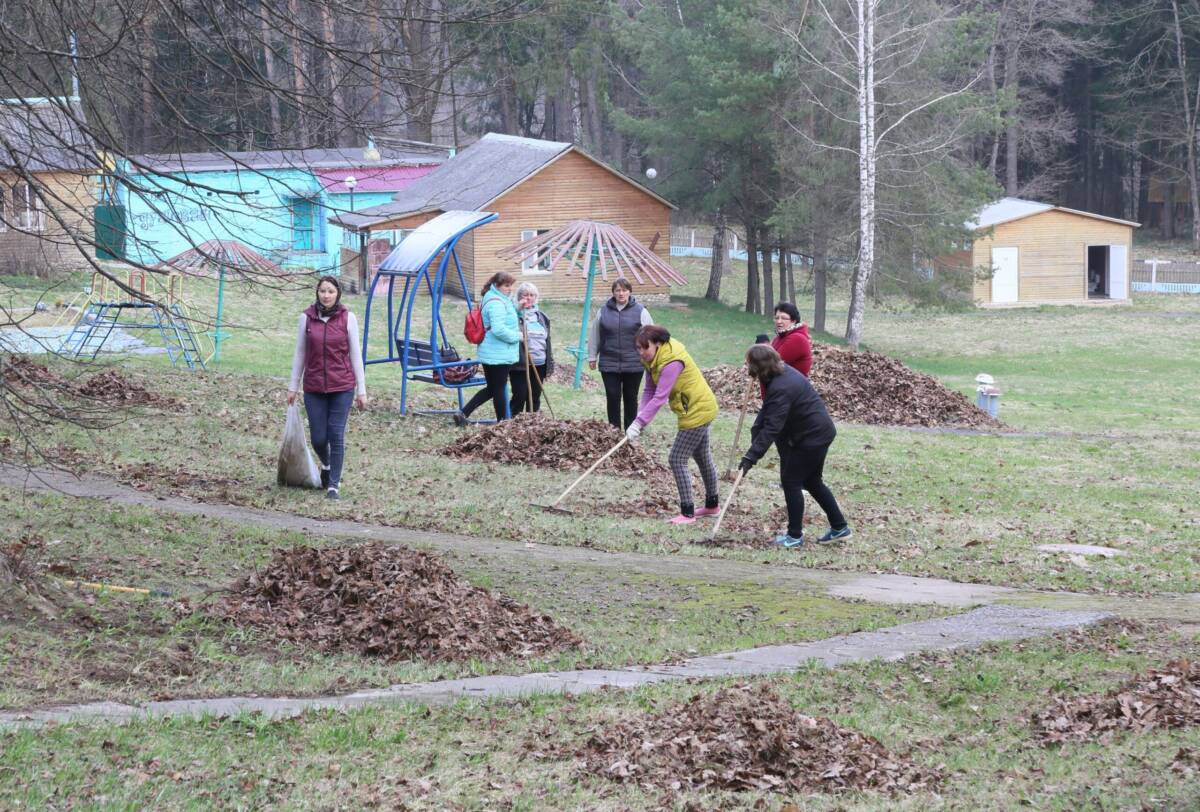 Во время субботника велись работы по подготовке лагеря “Космос” к оздоровительному сезону