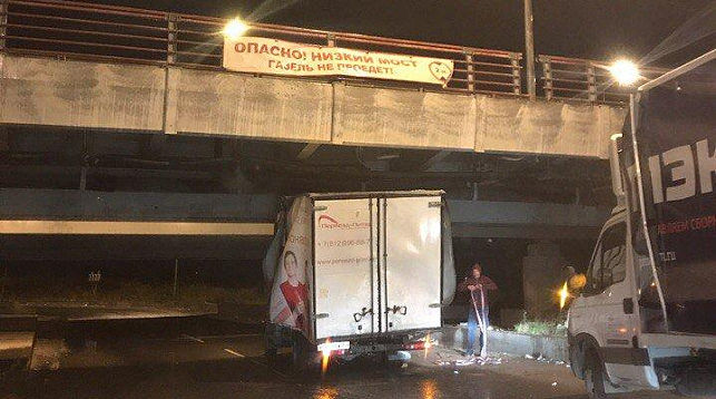 Под “мостом глупости” в Санкт-Петербурге застряла очередная “Газель”
