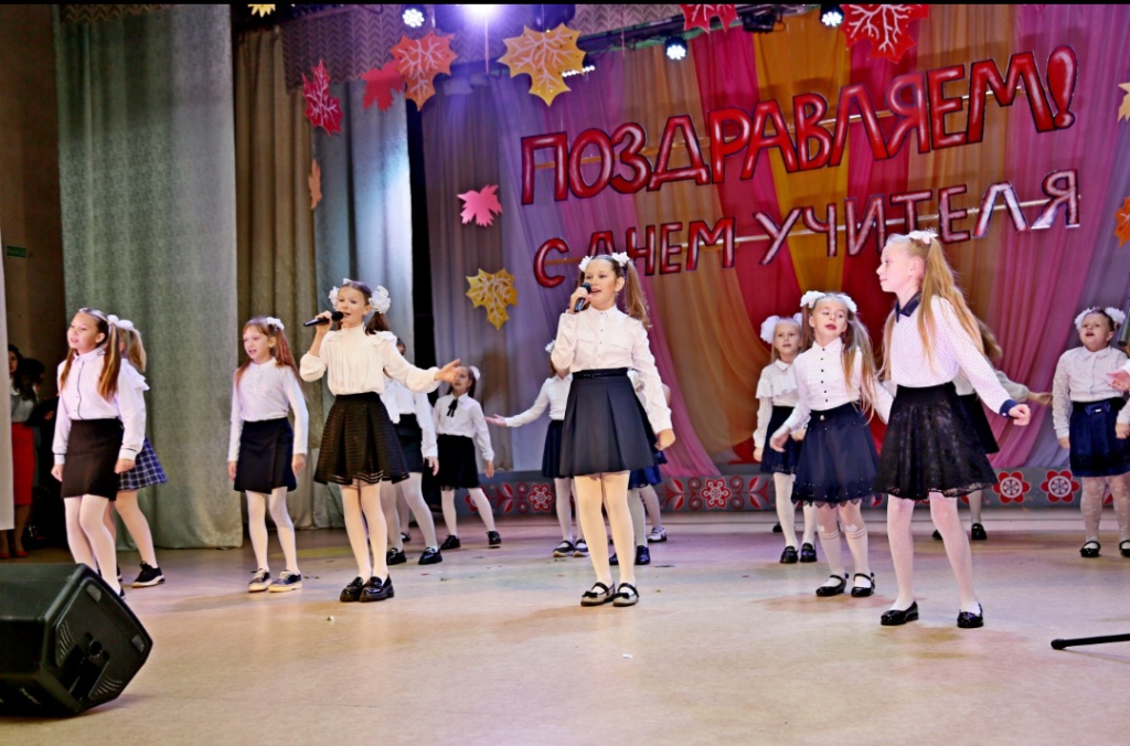 В районном Доме культуры прошел концерт ко Дню учителя