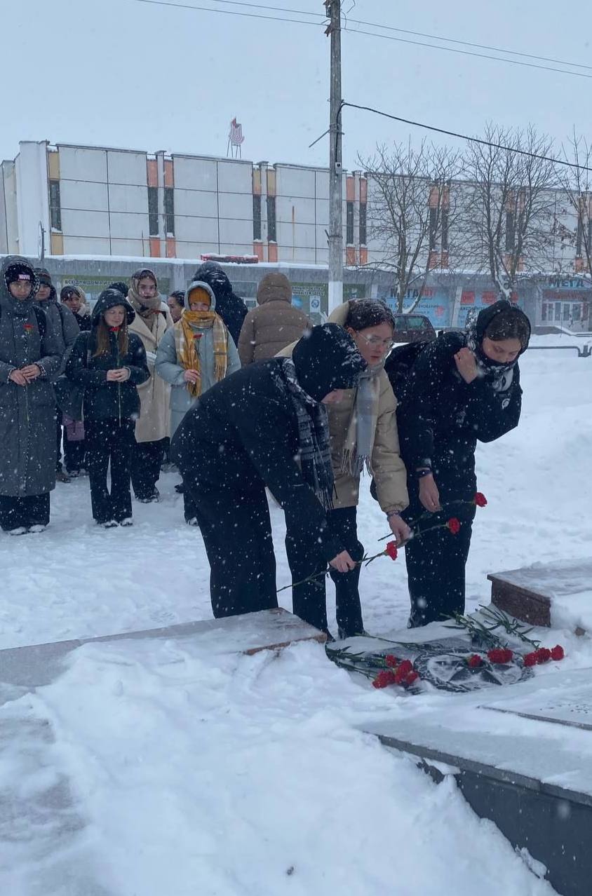 Память жертв геноцида в Шклове почтили возложением цветов и минутой молчания