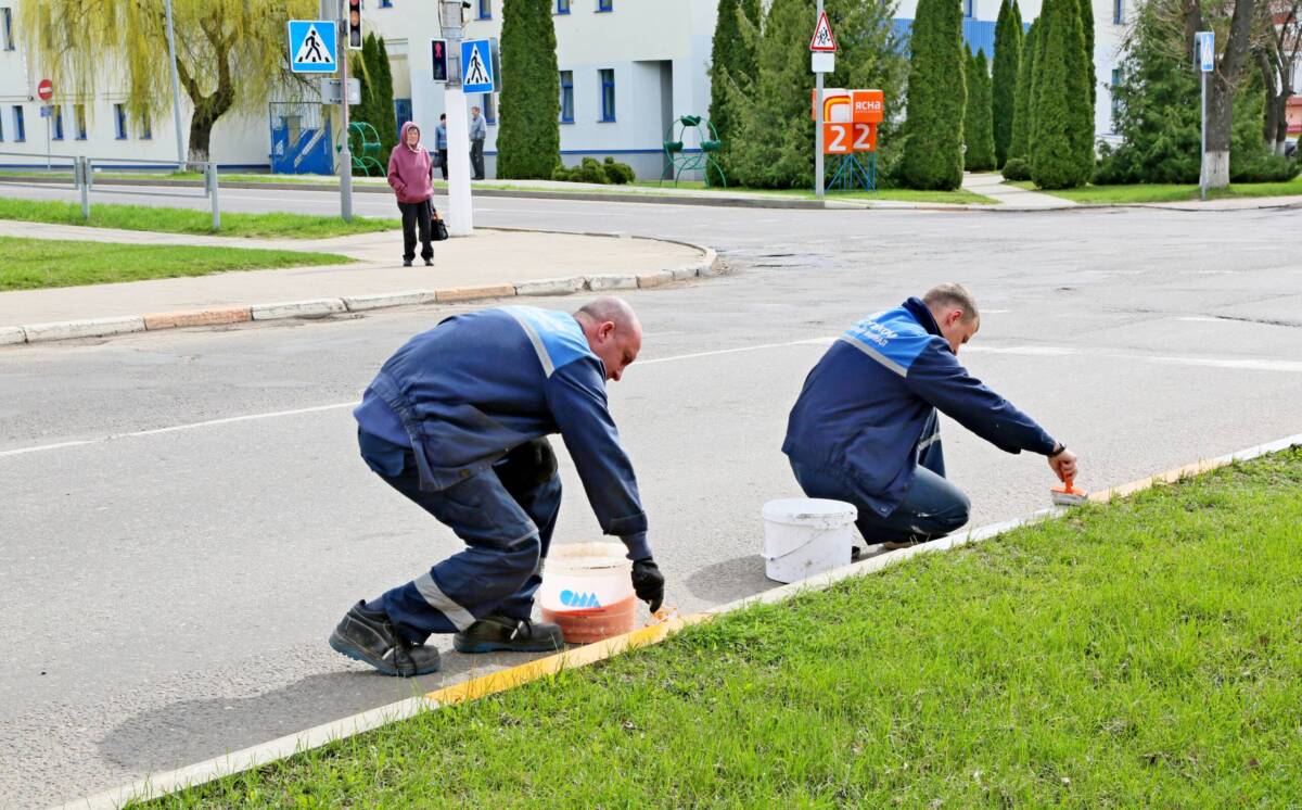 В месячник по благоустройству в Шклове ремонтируют дороги и наводят порядок