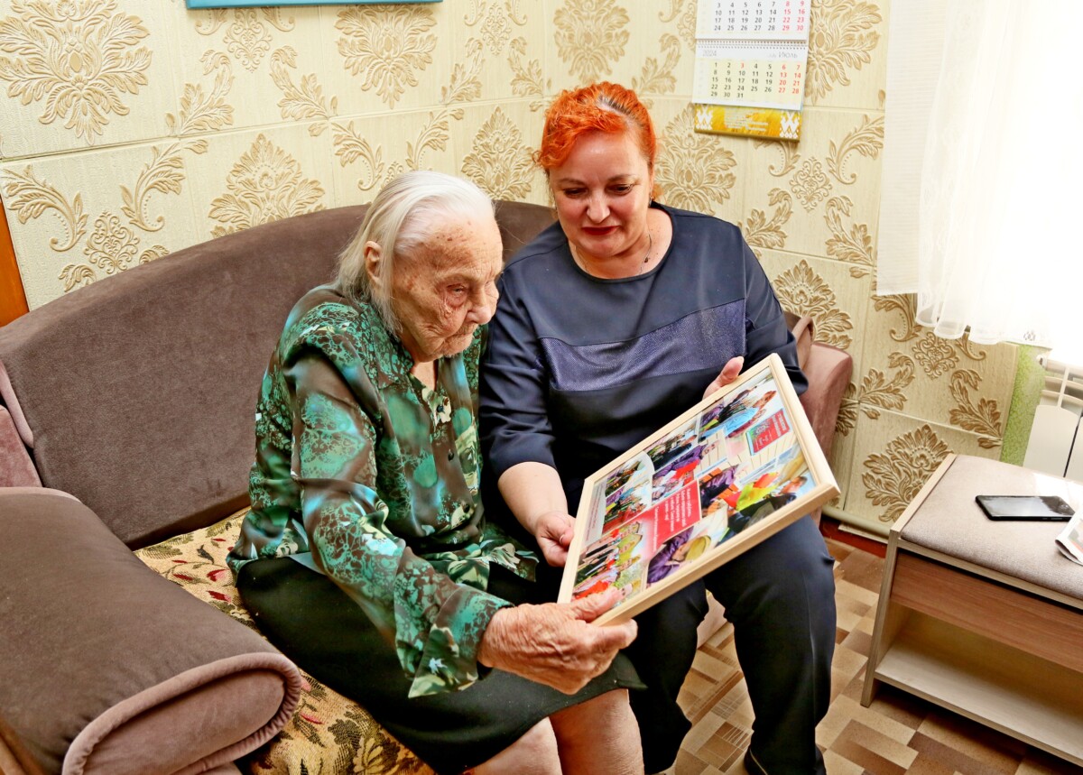 Заместитель председателя райисполкома посетила ветерана Великой Отечественной войны Татьяну Карпеченко