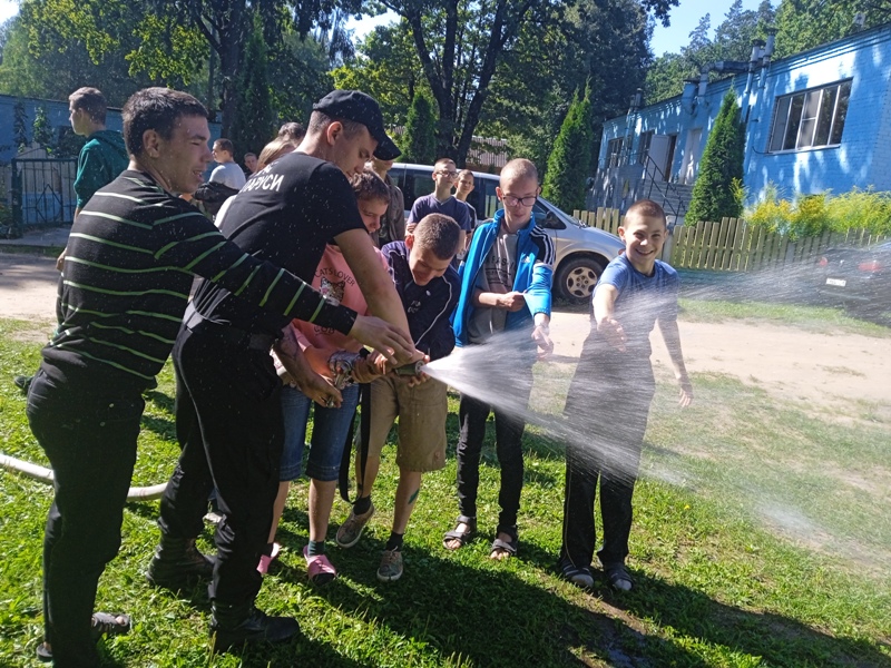 Спасатели напоминают детям о безопасности