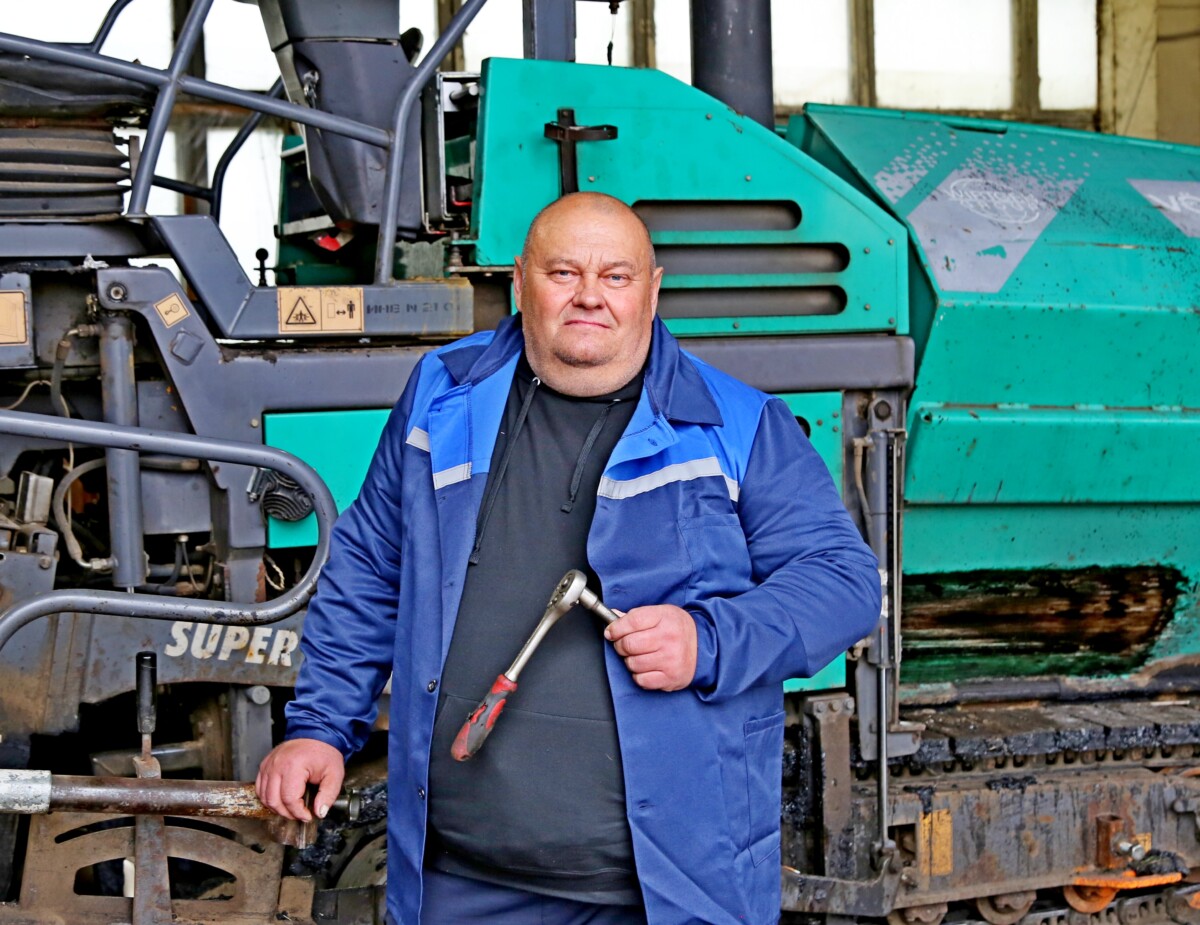“Наша жизнь – это дорога”, – уверен машинист катка Юрий Долгий