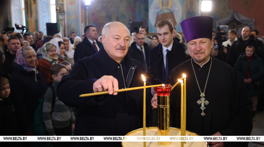 “Эти праздники в наших сердцах”. Александр Лукашенко зажег свечу в храме Логойска и поздравил всех с Рождеством