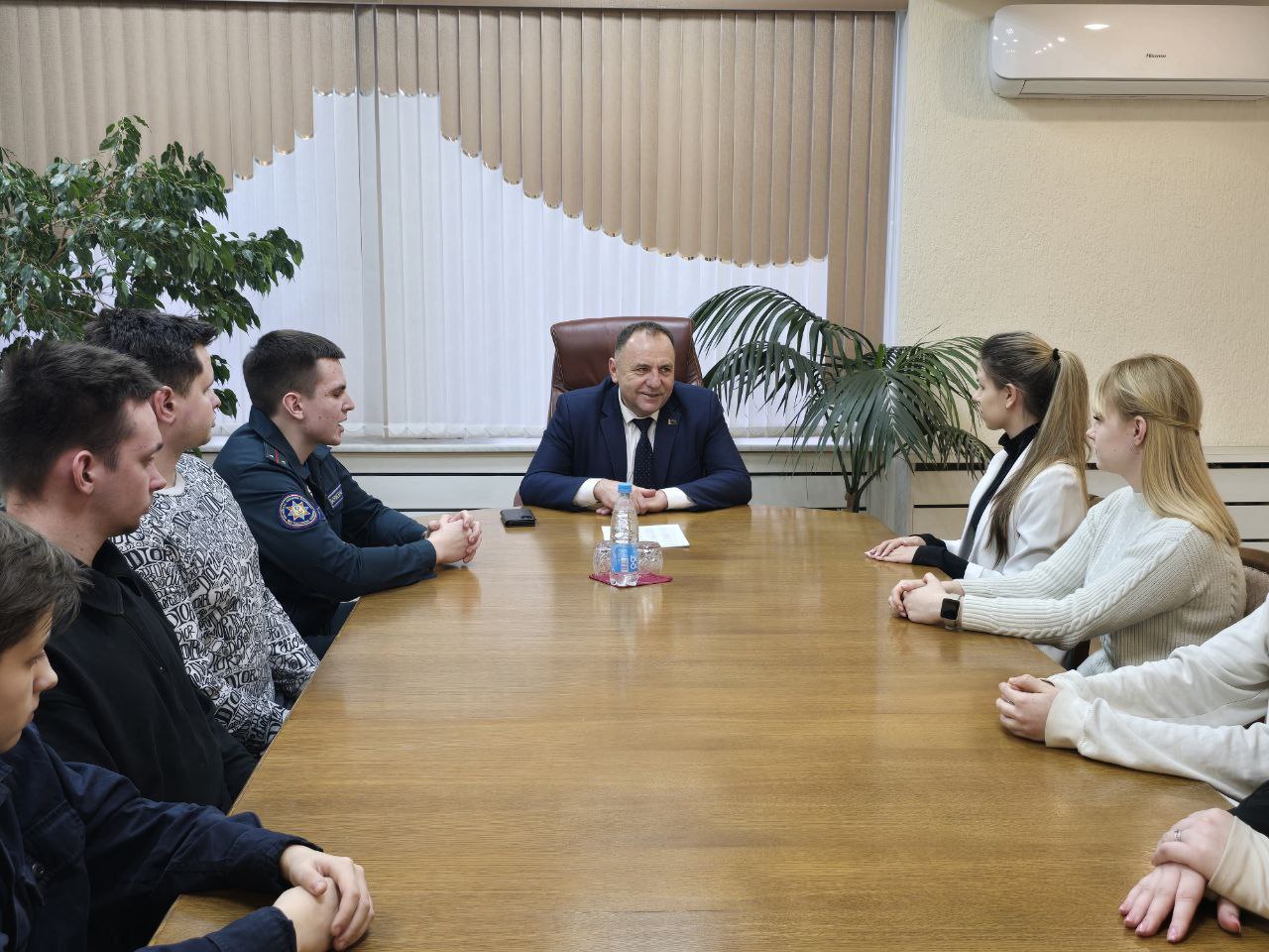 Председатель Шкловского райисполкома Сергей Бартош встретился с молодыми специалистами организаций города