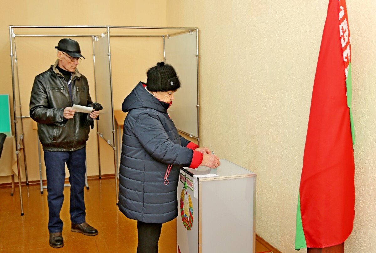 ФОТОФАКТ: в первый день досрочного голосования шкловчане активно проявляют свою гражданскую позицию