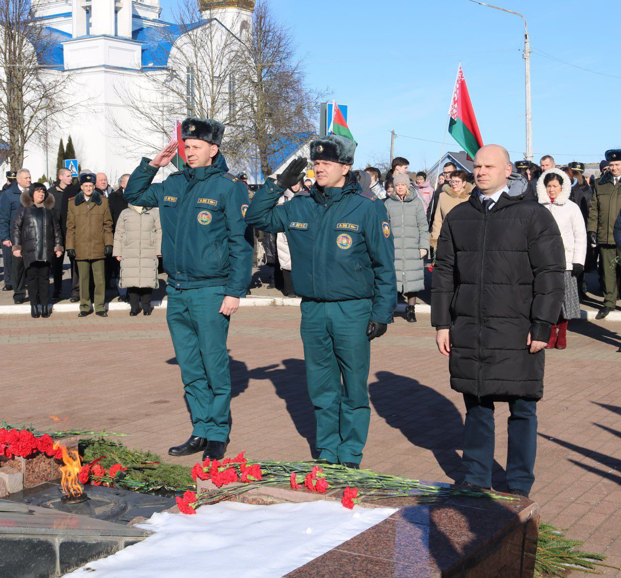 ФОТОФАКТ: накануне праздника в Шклове состоялось возложение цветов к мемориальному комплексу “Память”