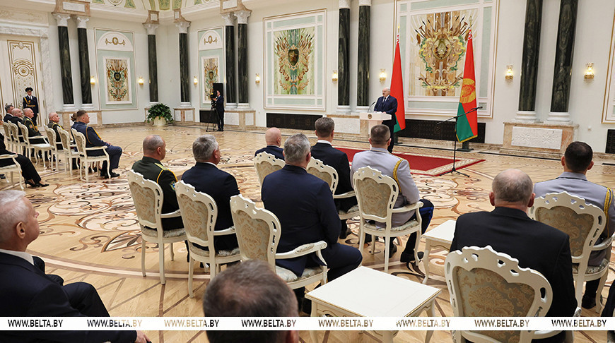Александр Лукашенко в преддверии священной даты – 80-летия Победы – вручил государственные награды