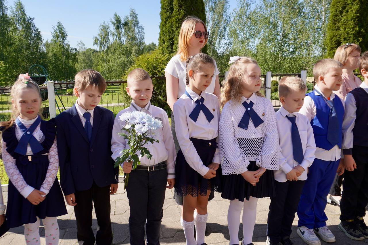 С окончанием учебного года и началом летних каникул поздравления принимали учащиеся Заходской средней школы