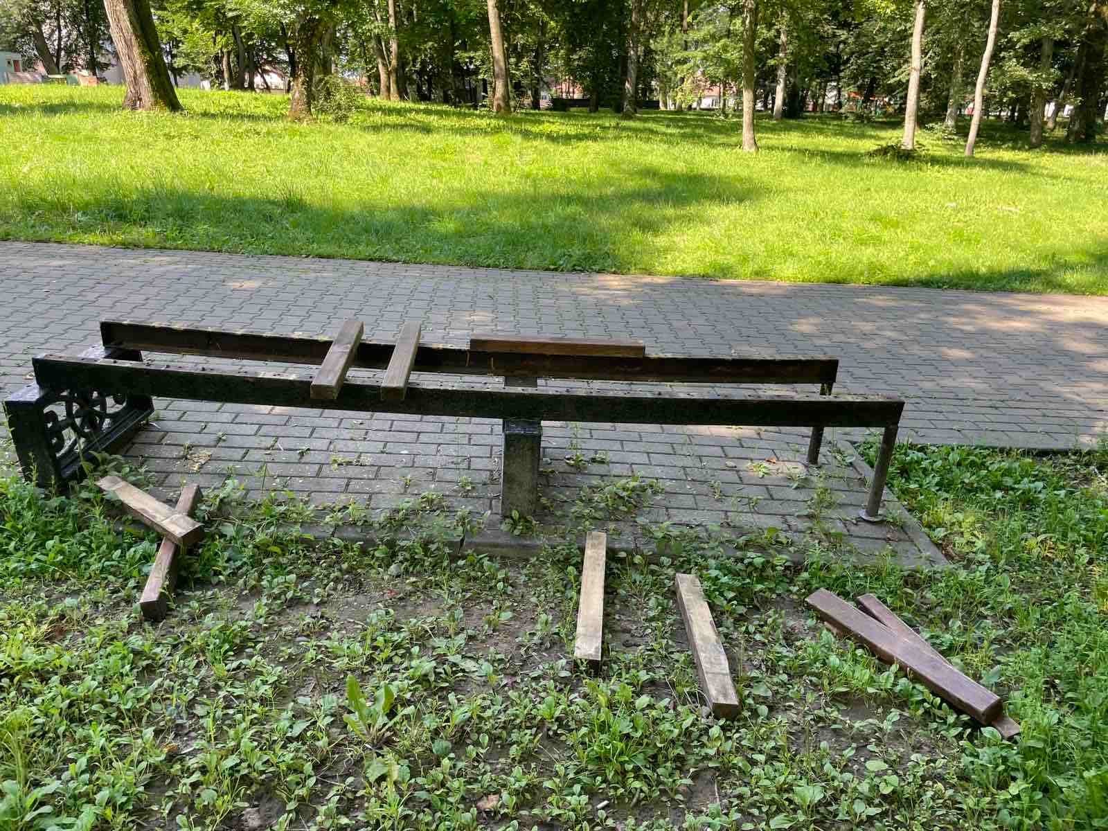 Вандалы сломали скамейку в парке города Шклова