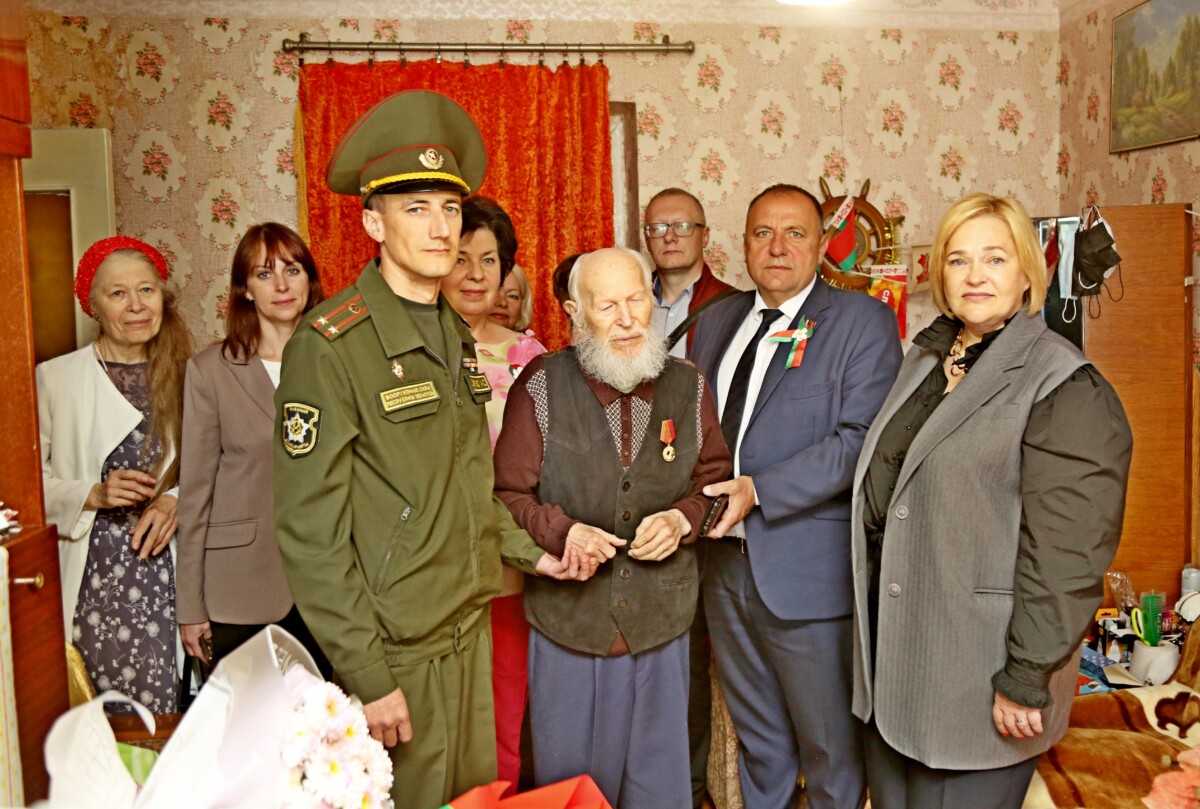 Поздравления с Днем Независимости звучали в Шклове для ветерана Великой Отечественной войны Ивана Ковязина