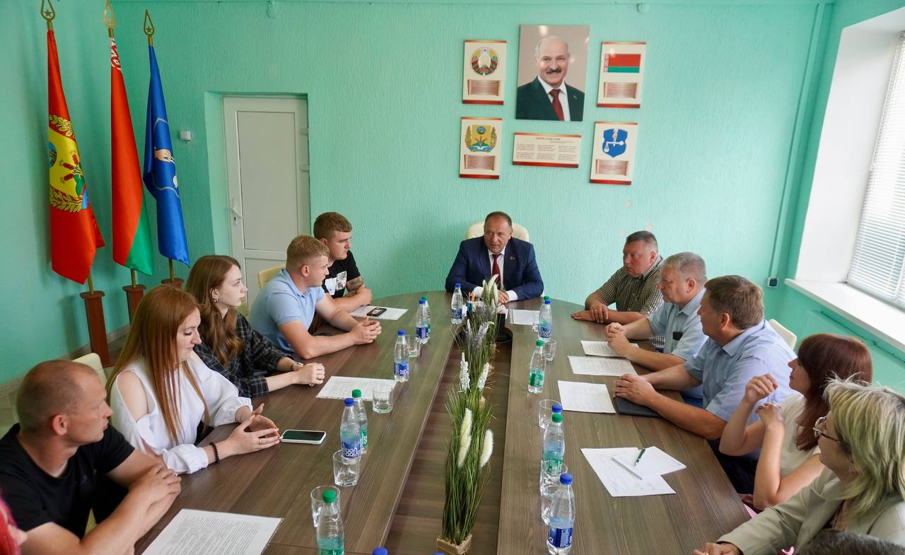 Председатель Шкловского райисполкома встретился с молодыми специалистами ЗАО «Большие Славени»