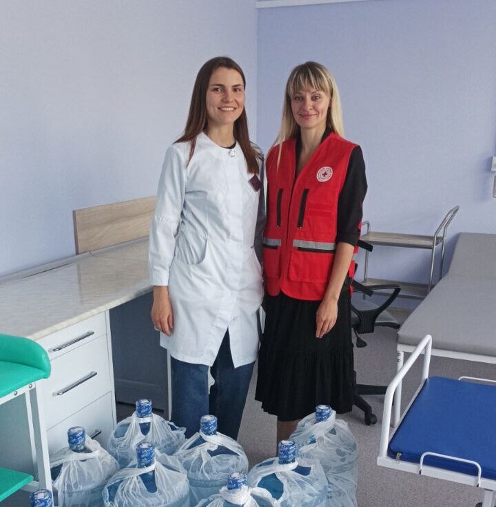 Красный Крест оказывает помощь больнице питьевой водой