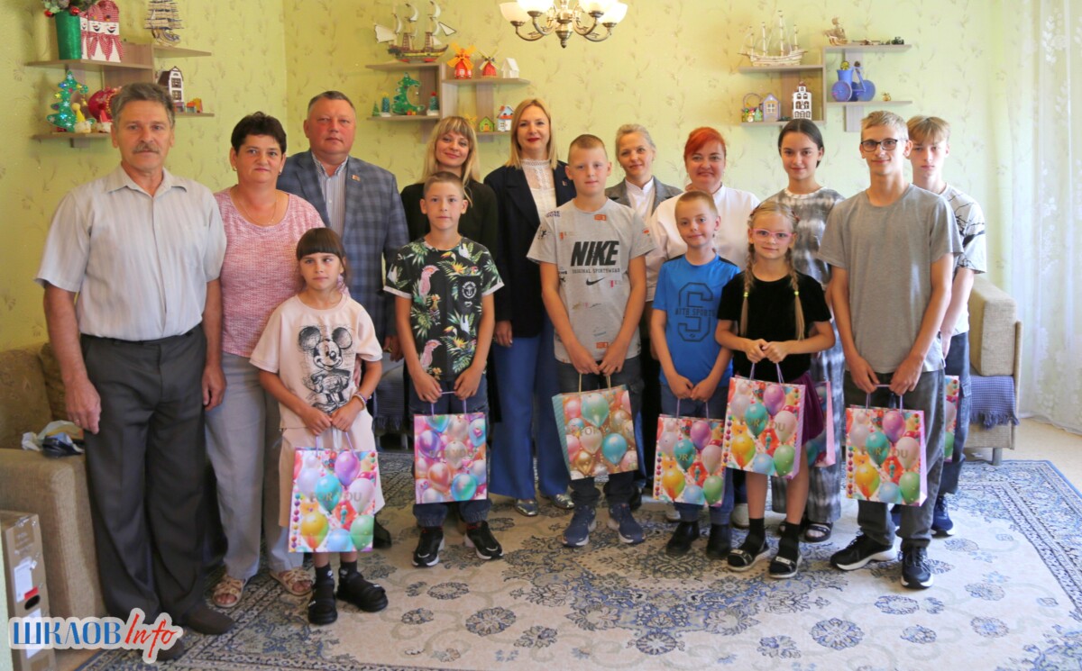 В Шкловском районе продолжается акция “Соберем детей в школу”