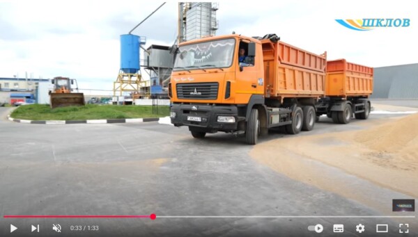 На полях Шкловского района продолжается напряженная страда
