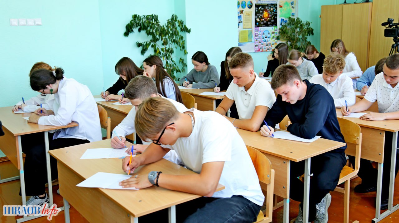 Юные шкловчане приняли участие в республиканском диктанте ко Дню народного единства