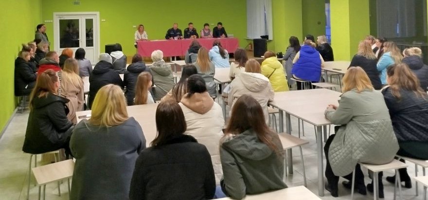Работники Шкловского РОЧС принимают участие в общешкольных родительских собраниях