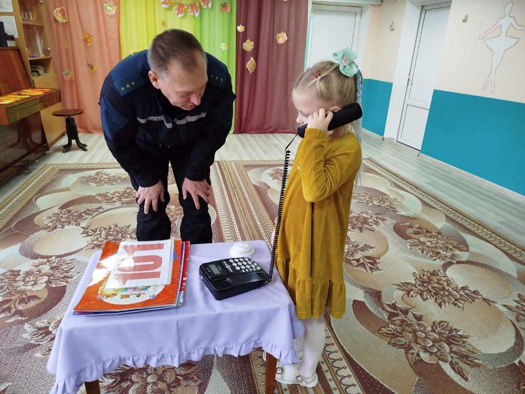 Работники МЧС побывали в гостях у дошколят