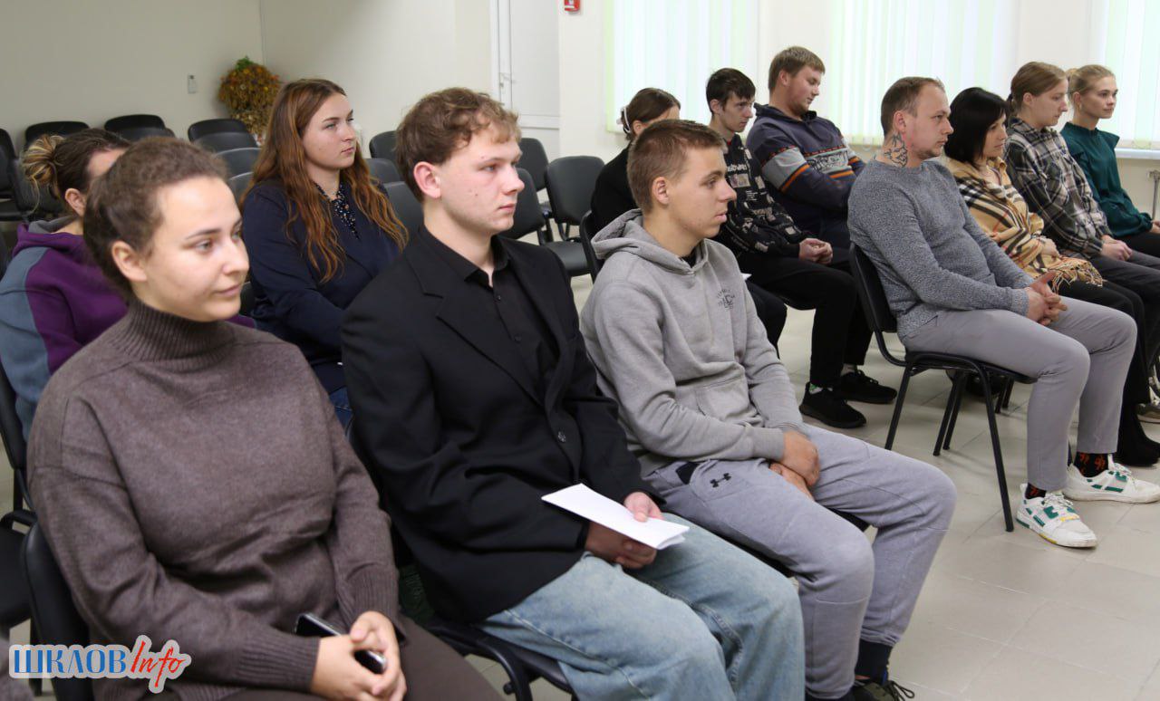 Председатель Шкловского райисполкома Сергей Бартош встретился с молодыми специалистами ОАО «Новогородищенское»