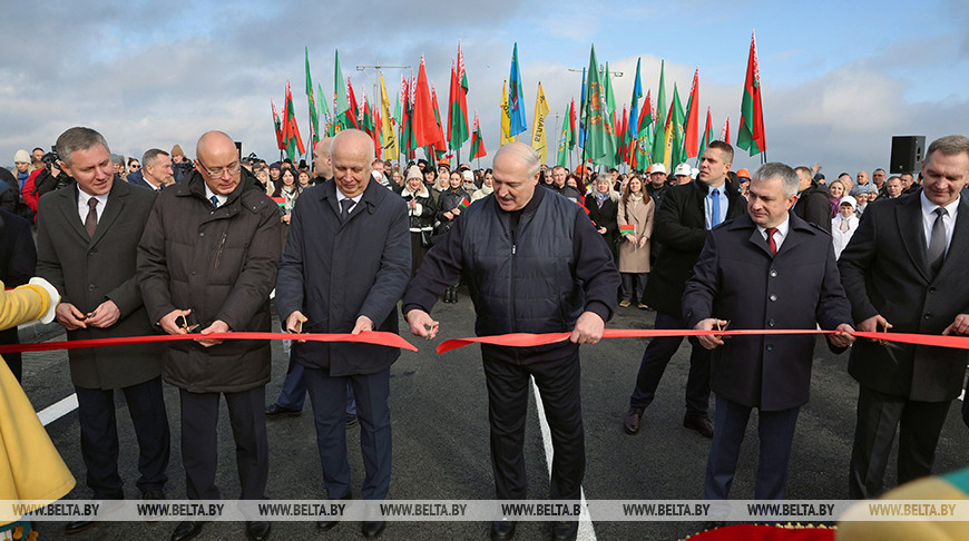 Александр Лукашенко в Мозыре открыл обновленный мост через Припять