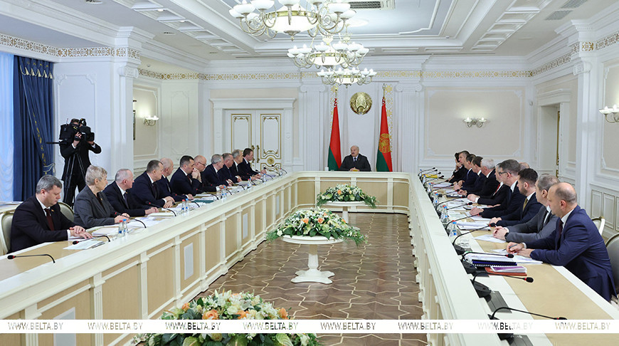 Александру Лукашенко представили два варианта программы пятилетки, но без консенсуса. Какие вопросы ставит Президент? 