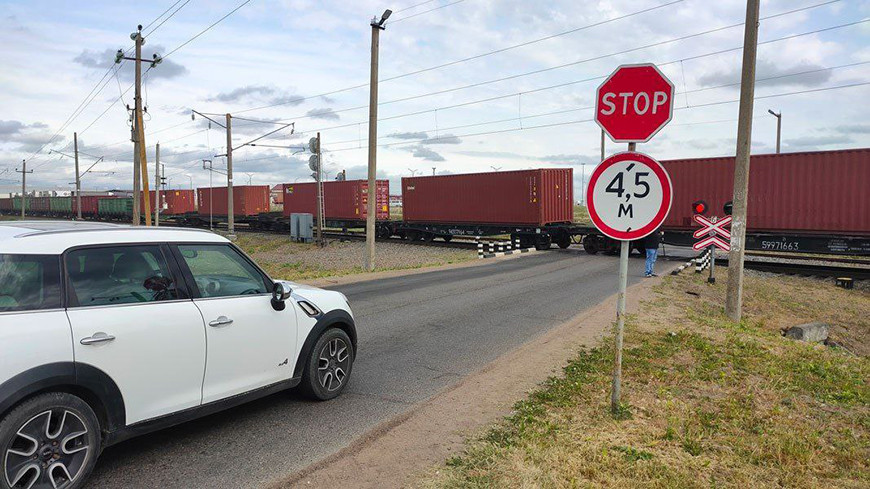 Что делать, если машина заглохла на ж/д переезде? Рассказали в БЖД