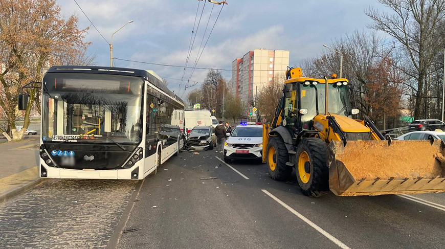В Могилеве столкнулись легковой автомобиль, трактор и троллейбус 