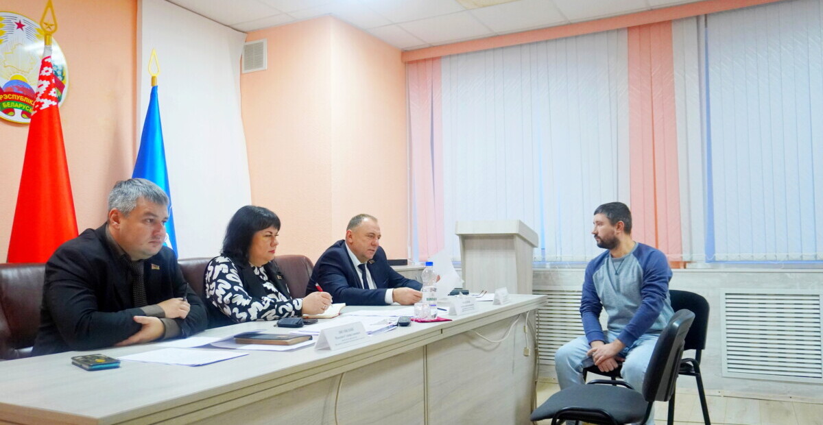 Личный прием граждан провел председатель Шкловского районного исполнительного комитета Сергей Бартош